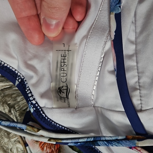 Floral Cupshe one piece bathing suit - Picture 5 of 5